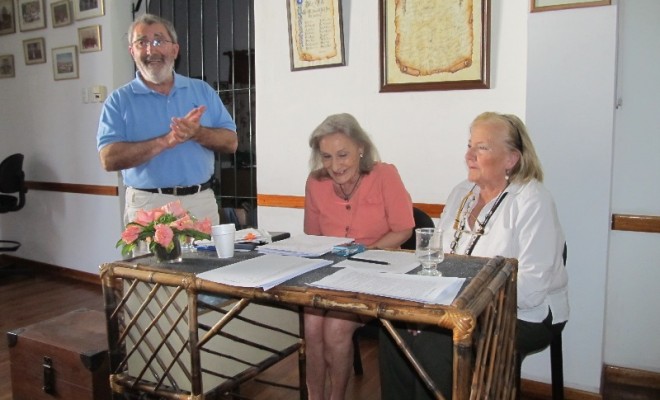 Alberto Fernández entrega la presidencia a María Costa de Arguibel de Donadío y Nora Fasani.
