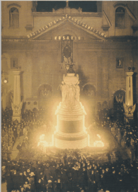Visión nocturna del mausoleo de Belgrano al conmemorarse en 1920 los 100 años de su deceso.